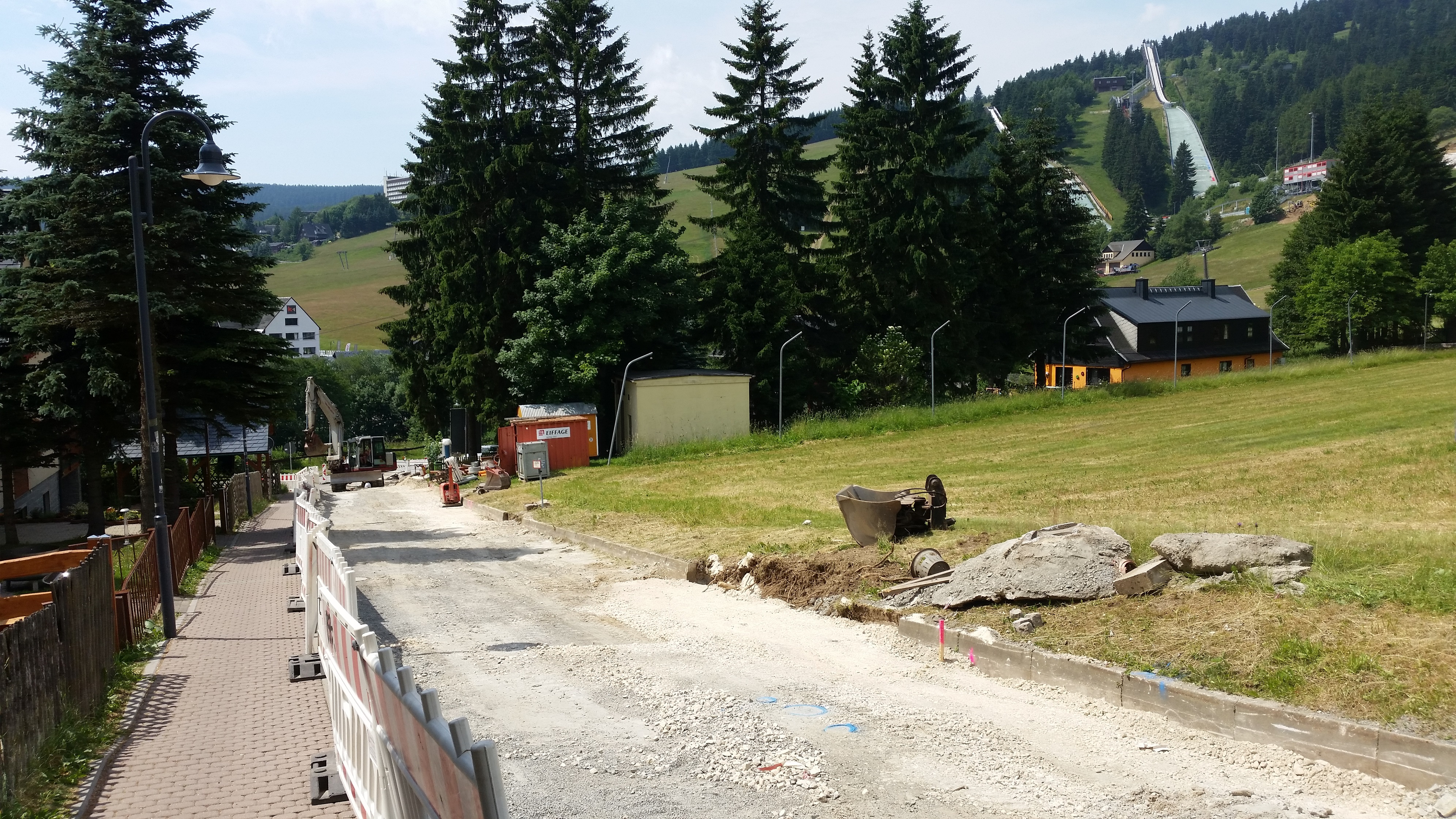 Vierenstraße zwischen Parkplatz und Schanzengelände